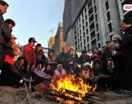 2014年3月份，100多名來自各地的建筑工人來到寧夏銀川鼎輝時代城二期項目工地上打工，11月2日，項目正式停工，但工友們一年來的血汗錢卻始終沒有下發(fā)，“光跑勞動監(jiān)察大隊就不下10次，但每次都說已經(jīng)處理了，要我們回去等消息?！?2月31日，工友們來到銀川市公安局金鳳分局，但是打聽了一圈卻始終沒找到這起案件的負(fù)責(zé)人。又跑了一天的工友們帶著重重心事再次回到工地，升起了一堆篝火取暖。“等元旦假期一過，我們還得去要錢，要不到錢就不回家過年了！”新華社記者 彭昭之 攝