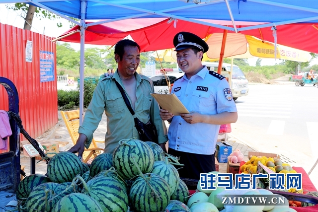 劉獻(xiàn)偉走訪瓜農(nóng)，瓜農(nóng)稱對轄區(qū)安全感非常滿意1.jpg