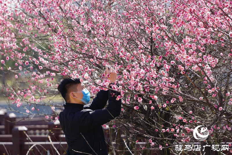 摘掉口罩，露出笑臉