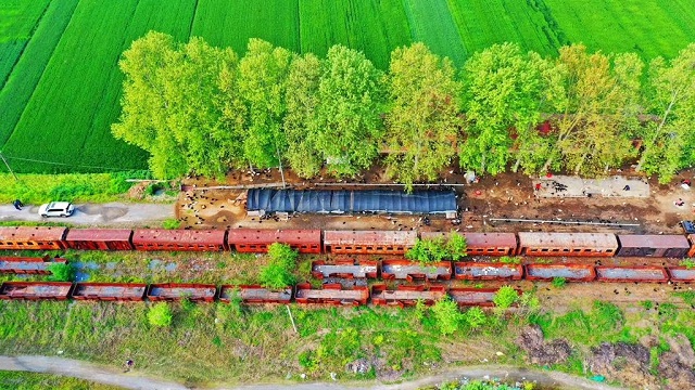 窄軌小火車主要運行在上世紀末，是當時當?shù)厝罕娭匾某鲂蟹绞剑瑫r也承擔著大宗商品的貨運業(yè)務(wù)。