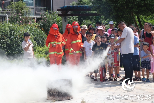 金水灣小區(qū)開展青少年暑期消防演練活動