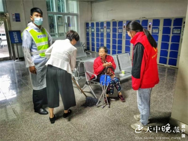 真情關(guān)愛老人 雨露滋潤心田