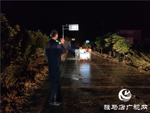 警民齊心冒雨尋牛，秋涼心卻暖