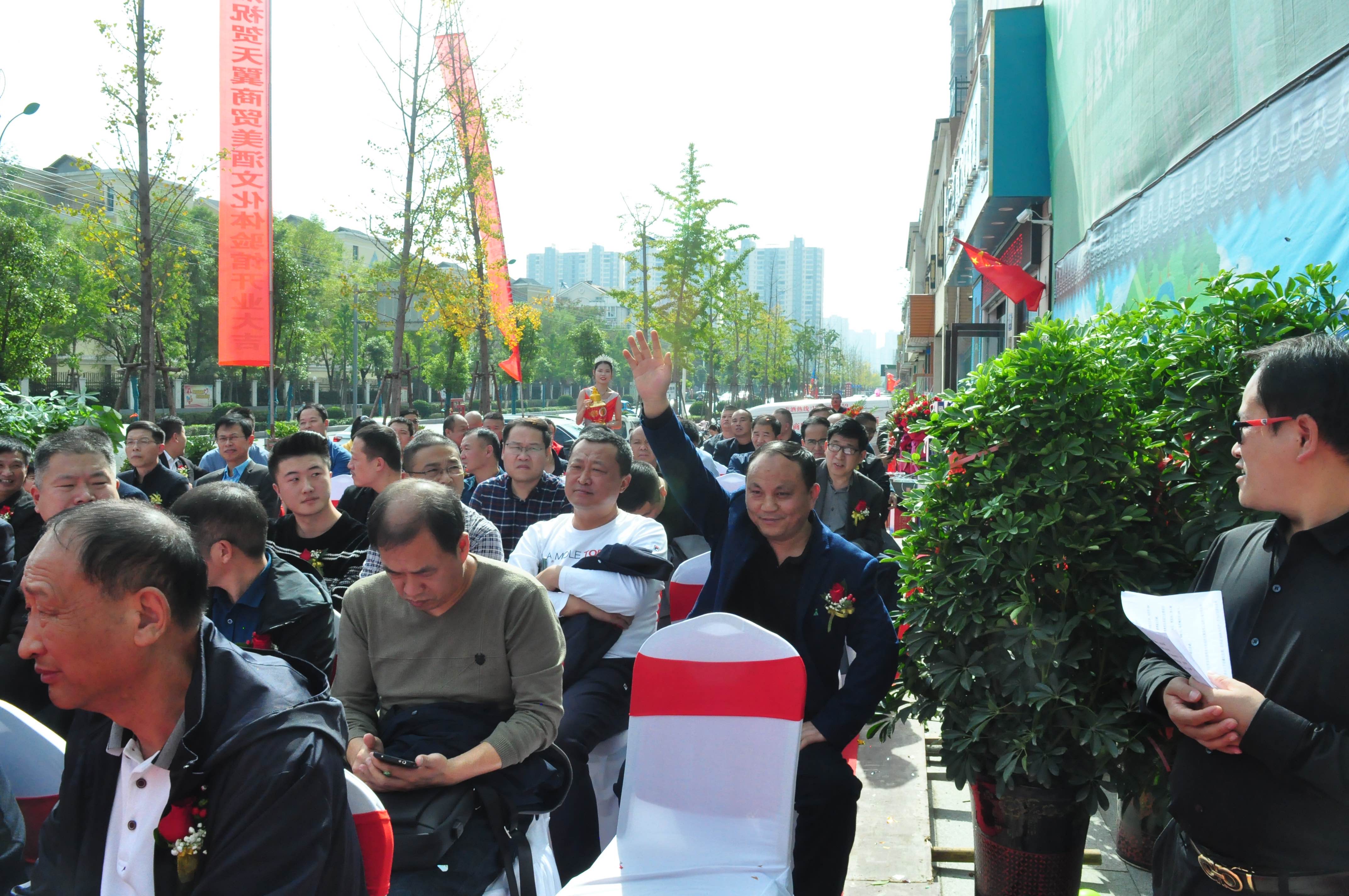 天翼傳大愛，聚力暖人心！天翼商貿美酒文化體驗館開業(yè)現(xiàn)場溫情上演公益慈善拍賣