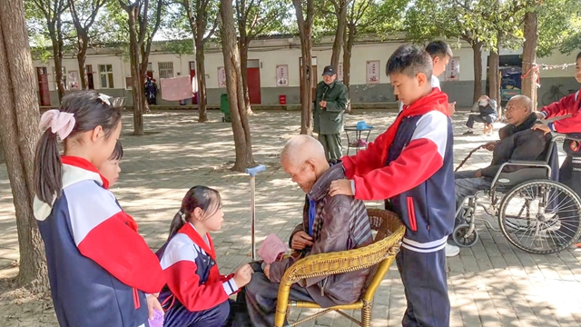 駐馬店實驗小學開展重陽節(jié)愛老敬老實踐活動