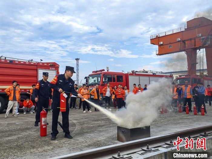 各地鐵路公安機(jī)關(guān)開展消防宣傳，擰緊“安全閥”