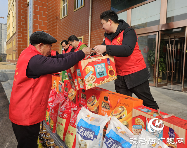 駐馬店市“愛(ài)心接力”好人志愿服務(wù)隊(duì)看望慰問(wèn)孤寡老人