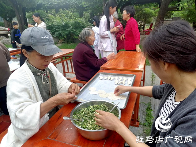 駐馬店經(jīng)濟(jì)開(kāi)發(fā)區(qū)賈莊居委會(huì)：孝心餃子宴感恩母親