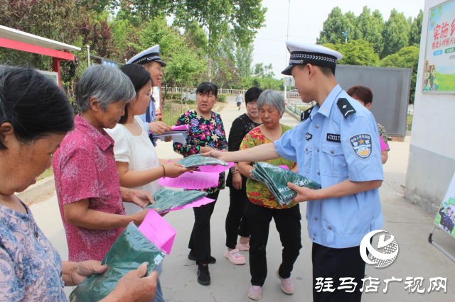 平輿縣公安局交警大隊(duì)開(kāi)展“三夏”交通安全宣傳