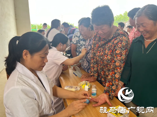 駐馬店市第一人民醫(yī)院走進(jìn)平輿甘港開展“紅會送醫(yī)”健康義診活動(dòng)