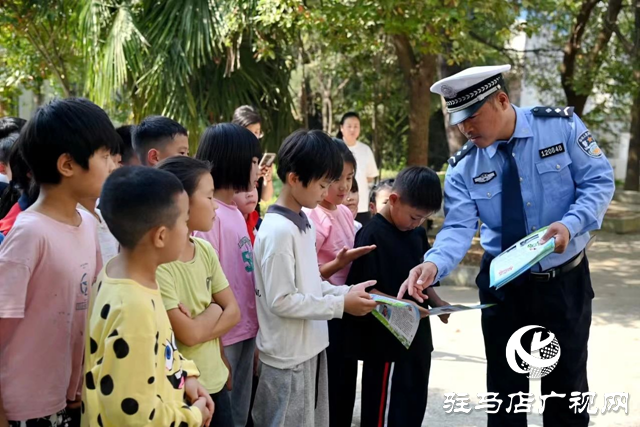 西平縣公安局交通管理大隊走進(jìn)洪港小學(xué)開展交通安全體驗課