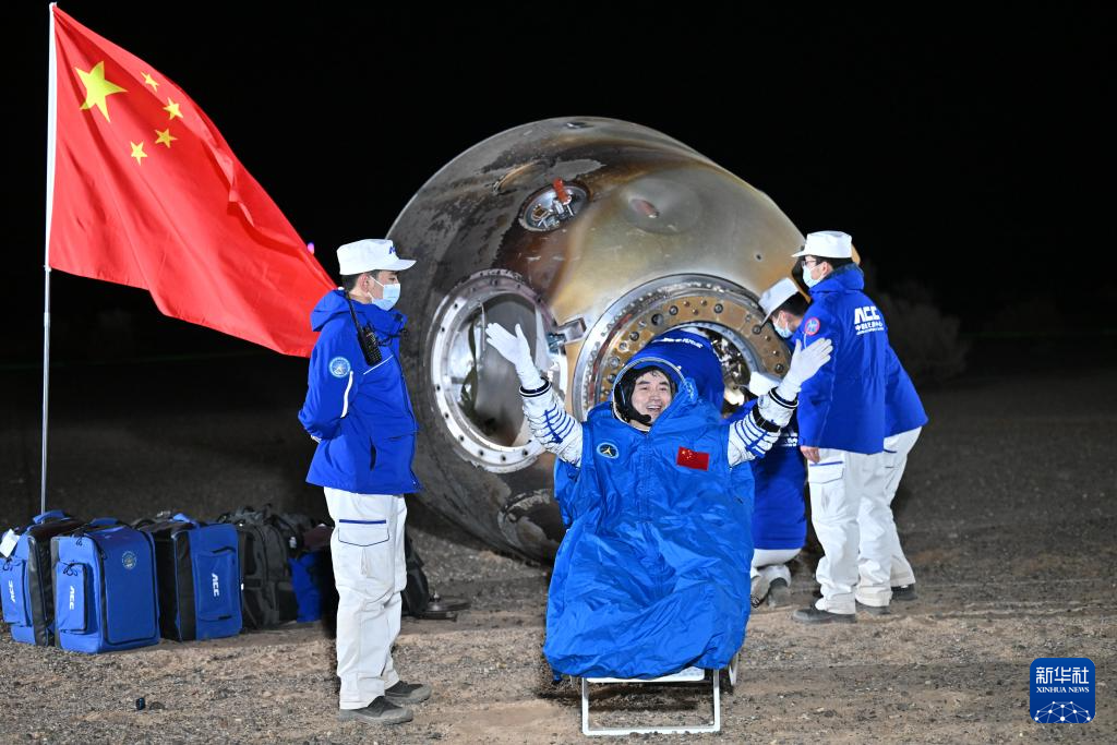 神舟十八號(hào)載人飛船返回艙成功著陸